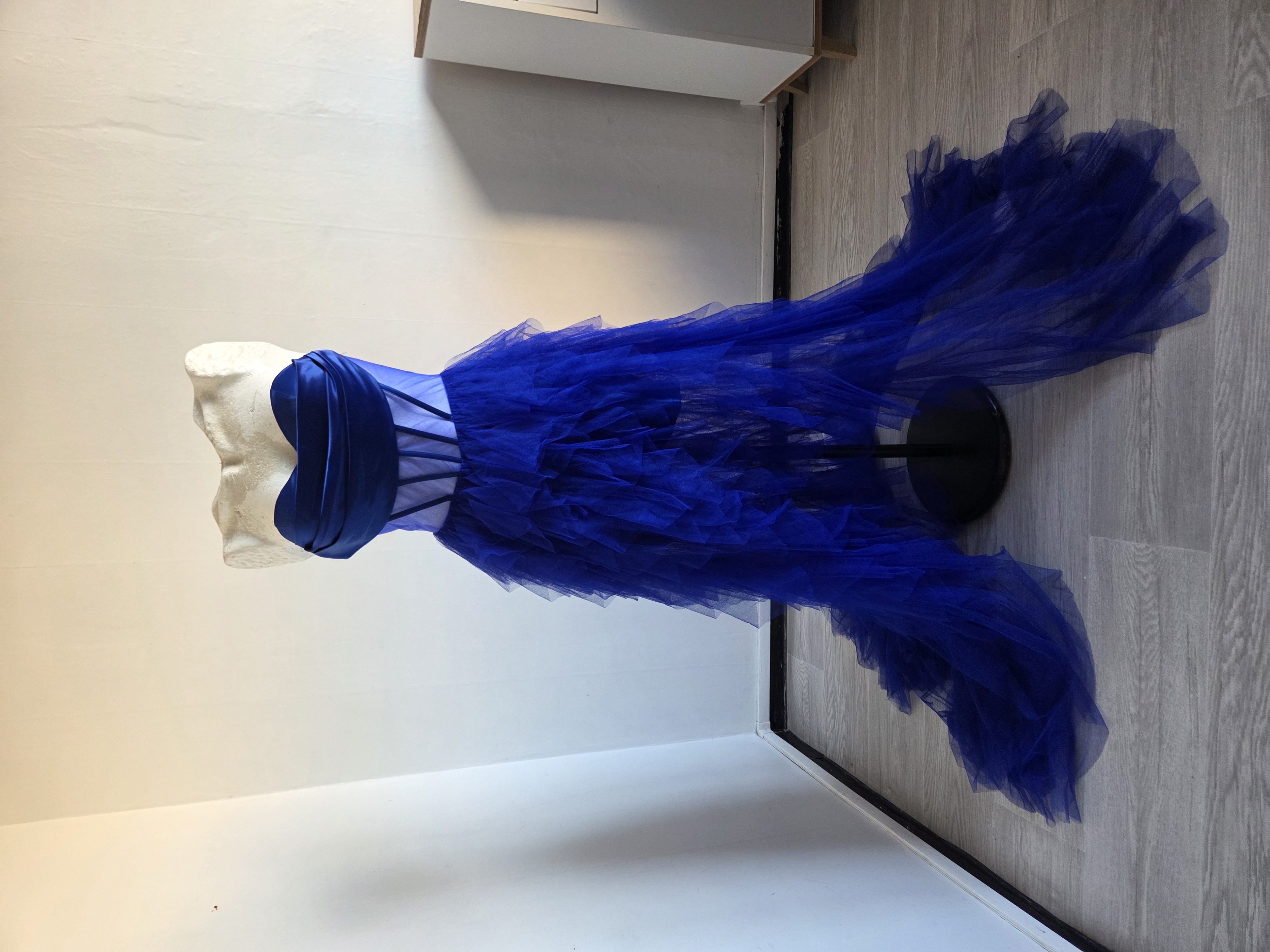 Bleue Électrique — Robe longue Hyssky, la signature hyssky : tulle bleu électrique, bustier épaules dénudées, dos lacés et jupe drapée qui s'ouvre en traîne