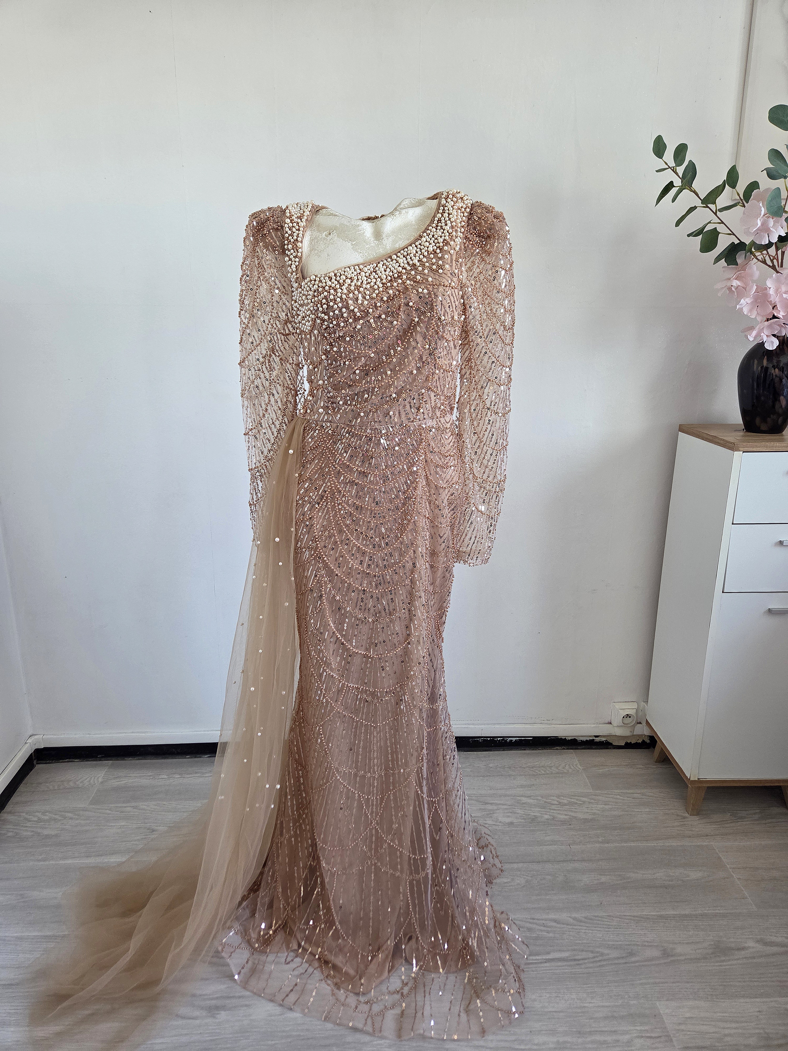 Champagne — Robe longue Hyssky, sequins champagne posés un à un sur le tulle, manches longues